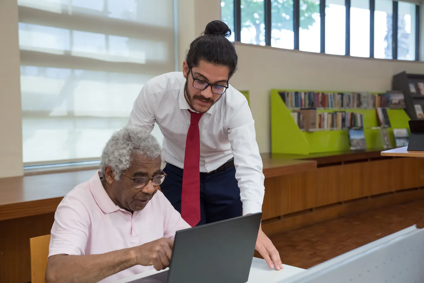 Especialista da equipe acompanhando um cliente no computador durante a implantação
